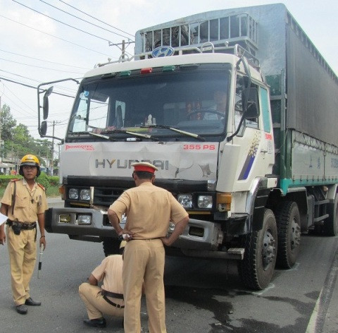 Lực lượng CSGT tới hiện trường giải quyết vụ việc