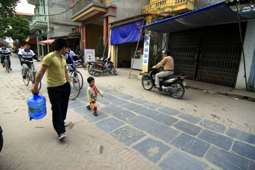 Những trục đường chính được lát 4 viền gạch, còn những trục đường phụ chỉ có 2 viền bo ngoài đá xanh