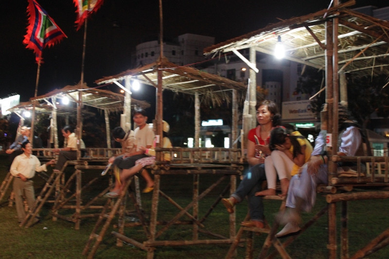 Mỗi bên bốn chòi và một chòi trung tâm