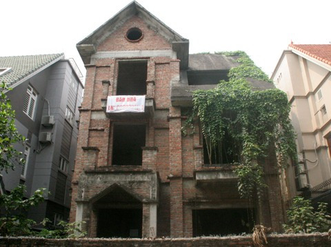 Những ngôi biệt thự bỏ hoang lại là chỗ tá túc của đại gia bất động sản. Những ngôi biệt thự bỏ hoang lại là chỗ tá túc của đại gia bất động sản