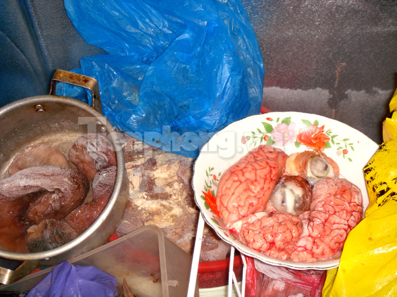 2 tảng thịt hổ lớn vứt trong nhà vệ sinh và trên bệ xí. Ảnh: Phạm Tuyên Óc và mắt của vị chúa sơn lâm này đã được bóc tách gọn gàng sạch sẽ... trên đĩa. Ảnh : Phạm Tuyên 2 tảng thịt hổ lớn vứt trong nhà vệ sinh và trên bệ xí. Ảnh: Phạm Tuyên Óc và mắt của vị chúa sơn lâm này đã được bóc tách gọn gàng sạch sẽ... trên đĩa. Ảnh : Phạm Tuyên