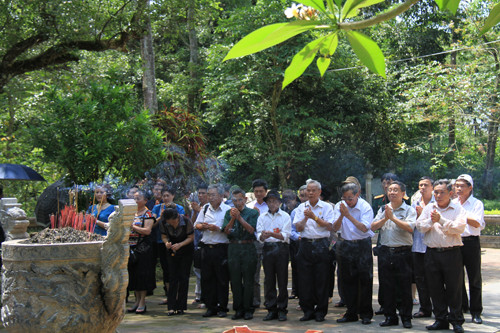 Đoàn công tác và các cựu binh xe thồ hỏa tuyến thăm di tích Lam Kinh và thắp hương trước lăng mộ vua Lê. Ảnh: Trường Phong