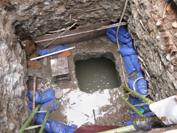 Căn hầm mở ra đầy nước, khách sạn phải bơm một tuần mới cạn