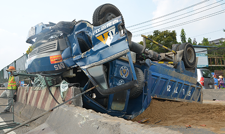 BẢN TIN ATGT: Đi lễ chùa về, ô tô con gặp nạn lật chổng vó ảnh 2