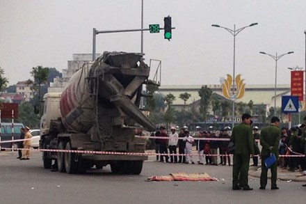 BẢN TIN ATGT: Đi lễ chùa về, ô tô con gặp nạn lật chổng vó ảnh 6