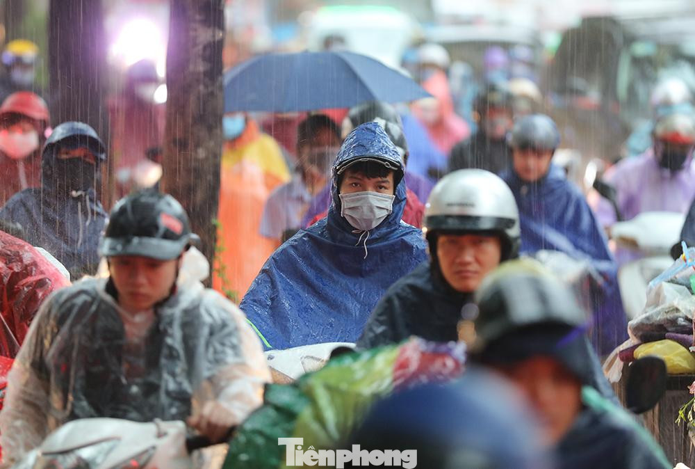 Người dân đi làm trong cơn mưa tầm tã Người dân đi làm trong cơn mưa tầm tã