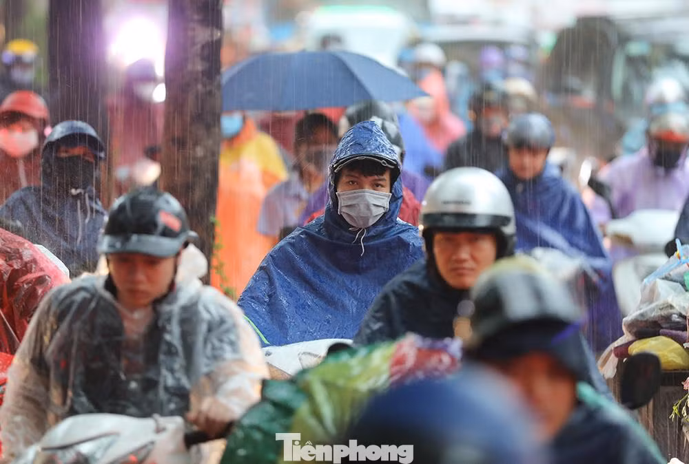 Người dân đi làm trong cơn mưa tầm tã
