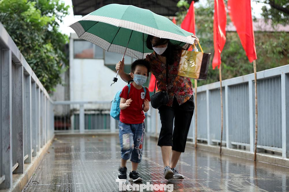 Bà đưa cháu đi trên cầu thang bộ qua đường để đến lớp học Bà đưa cháu đi trên cầu thang bộ qua đường để đến lớp học