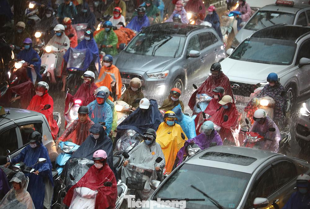 Dự báo trong những giờ tới, vùng mây đối lưu này vẫn sẽ tiếp tục phát triển, mở rộng, gây mưa rào và dông. Trong cơn dông có khả năng xuất hiện lốc, sét, mưa đá và gió giật mạnh. Dự báo trong những giờ tới, vùng mây đối lưu này vẫn sẽ tiếp tục phát triển, mở rộng, gây mưa rào và dông. Trong cơn dông có khả năng xuất hiện lốc, sét, mưa đá và gió giật mạnh.