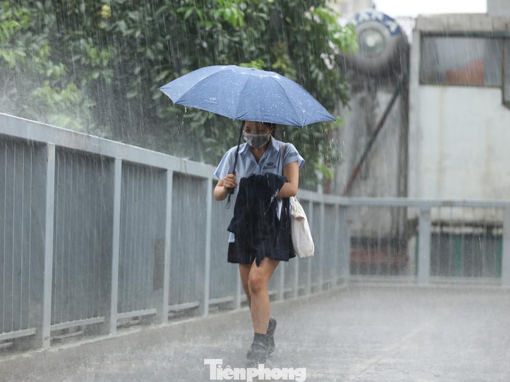 Mưa như chút nước vào sáng nay 26/4 Mưa như chút nước vào sáng nay 26/4