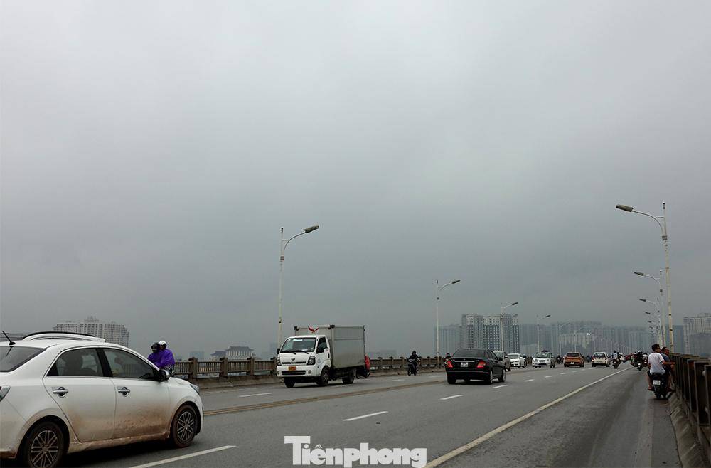 Trên Cầu Vĩnh Tuy sáng nay trời âm u đen mù trời (ảnh: Nguyễn Tuyết) Trên Cầu Vĩnh Tuy sáng nay trời âm u đen mù trời (ảnh: Nguyễn Tuyết)