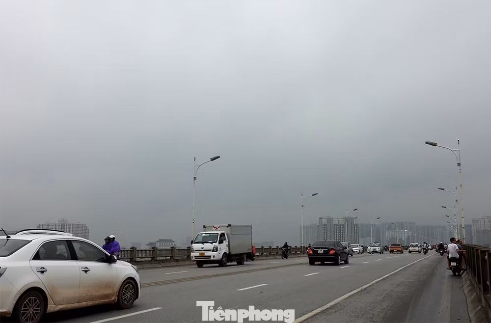 Trên Cầu Vĩnh Tuy sáng nay trời âm u đen mù trời (ảnh: Nguyễn Tuyết)