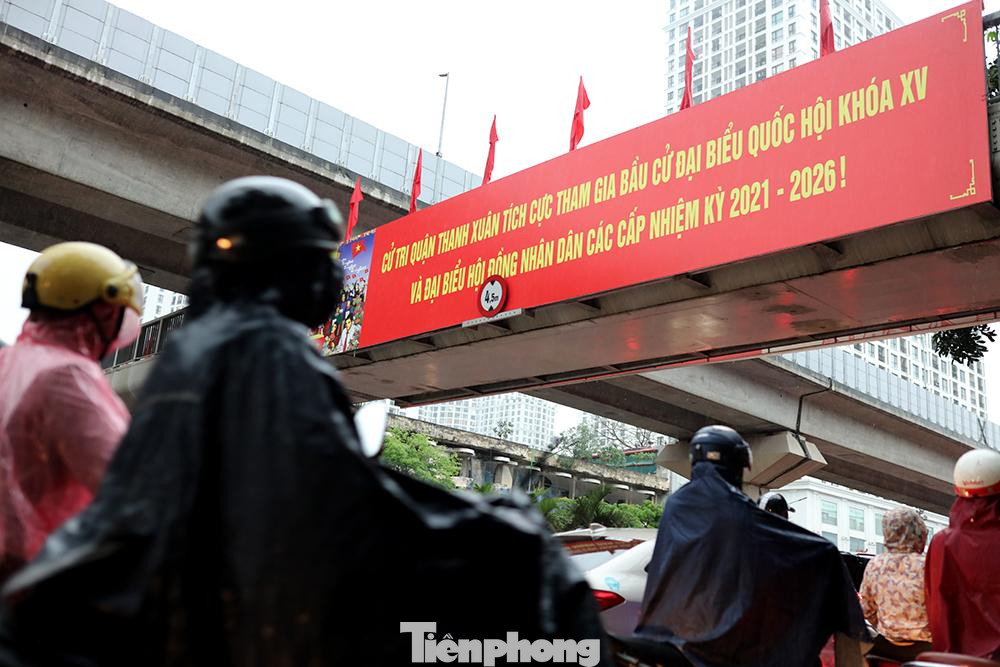 Đường Nguyễn Trãi hướng đi Ngã tư sở và lượng phương tiện đông đúc đang chật vật lưu thông dưới trời mưa. Đường Nguyễn Trãi hướng đi Ngã tư sở và lượng phương tiện đông đúc đang chật vật lưu thông dưới trời mưa.