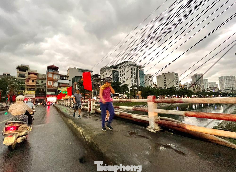 Vào 7g kém 15 phút người dân đi bộ qua cầu Khương Đình cảm nhận cơn mưa dông sắp tới Vào 7g kém 15 phút người dân đi bộ qua cầu Khương Đình cảm nhận cơn mưa dông sắp tới