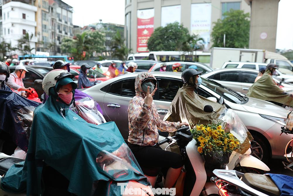 Dù đường đông ,ách tắc nhưng người phụ nữ này vẫn vô tư vui vẻ Dù đường đông ,ách tắc nhưng người phụ nữ này vẫn vô tư vui vẻ