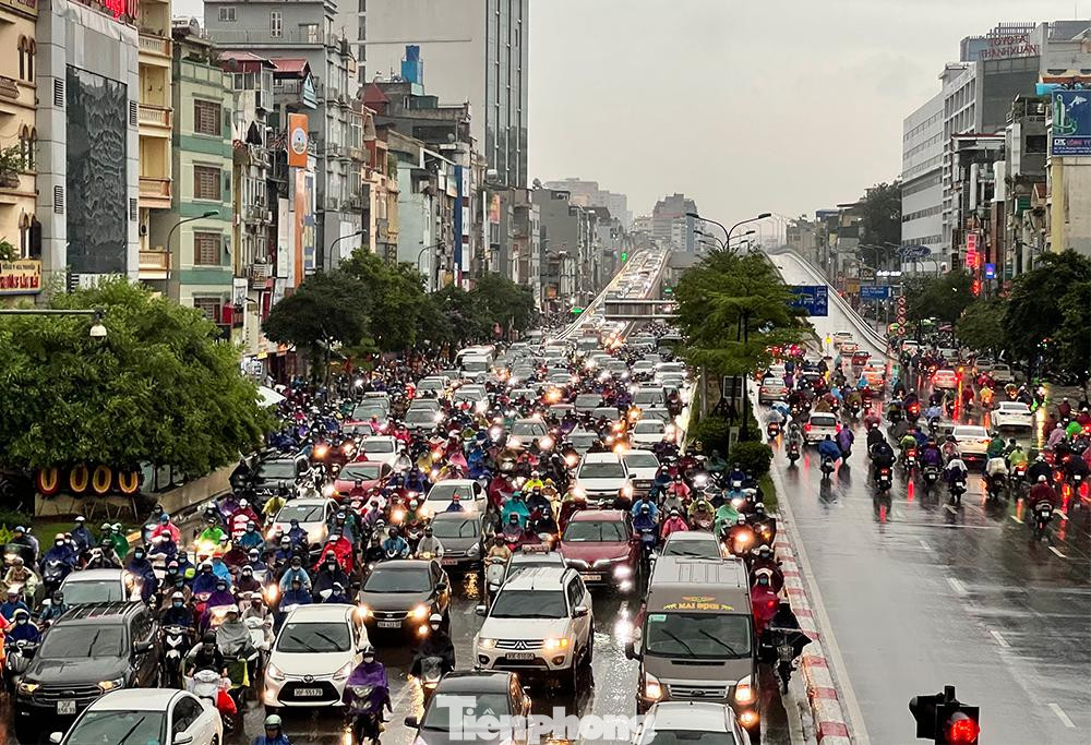 Cảnh ùn tắc kéo dài trên đường Trường Chinh hướng về Ngã Tư Sở đi đường Láng Cảnh ùn tắc kéo dài trên đường Trường Chinh hướng về Ngã Tư Sở đi đường Láng