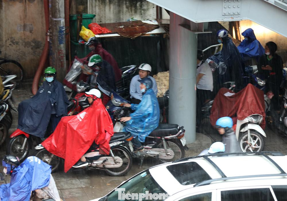 Đường tắc cộng với mưa to nên nhiều người dân tranh thủ trú mưa dưới gầm cầu thang đi bộ Đường tắc cộng với mưa to nên nhiều người dân tranh thủ trú mưa dưới gầm cầu thang đi bộ