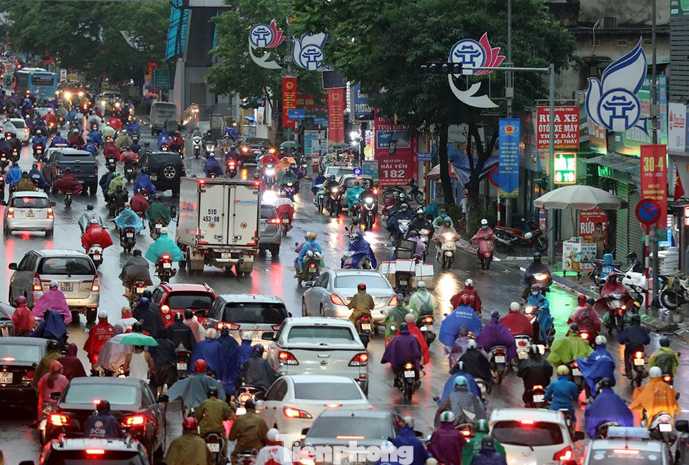 Đối diện với đường ùn tắc nên nhiều xe máy đi ngược chiều về khu Royal city rất nguy hiểm khi tham gia giao thông Đối diện với đường ùn tắc nên nhiều xe máy đi ngược chiều về khu Royal city rất nguy hiểm khi tham gia giao thông