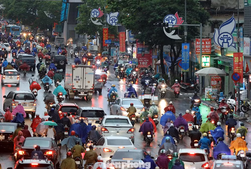 Đối diện với đường ùn tắc nên nhiều xe máy đi ngược chiều về khu Royal city rất nguy hiểm khi tham gia giao thông