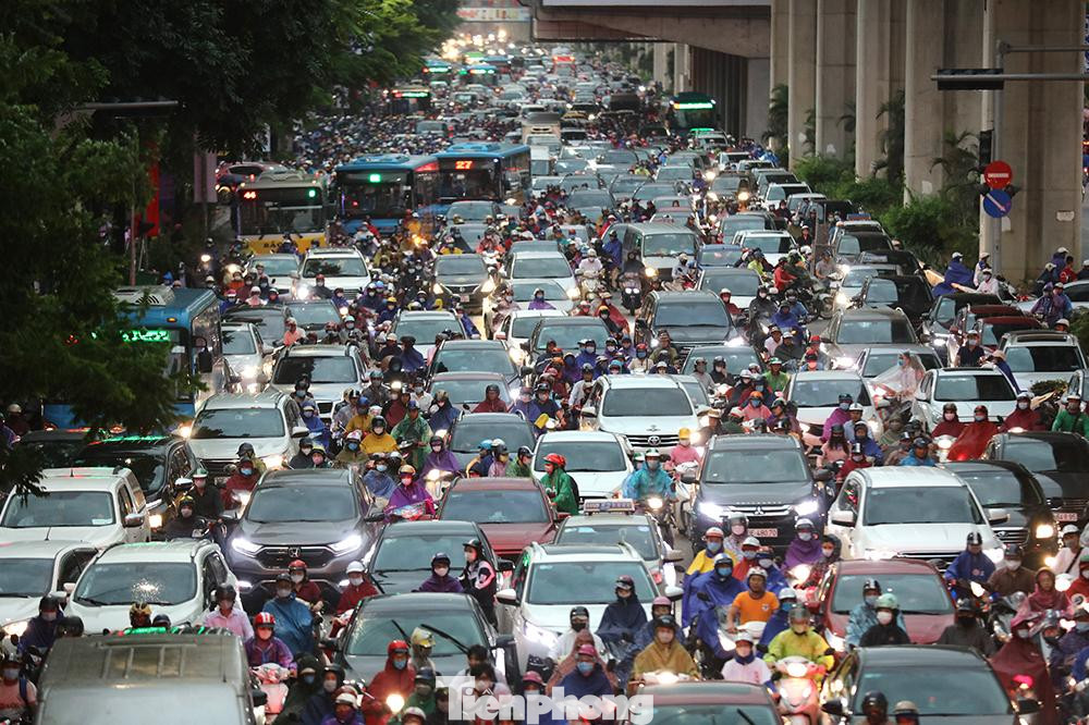 Đúng giờ cao điểm lúc 7g sáng hàng nghìn phương tiện nối đuôi nhau. Trên đường Nguyễn Trãi hướng từ Hà Đông về Ngã Tư Sở các phương tiện bật đèn xe lưu thông vì trời tối đen như mực... Đúng giờ cao điểm lúc 7g sáng hàng nghìn phương tiện nối đuôi nhau. Trên đường Nguyễn Trãi hướng từ Hà Đông về Ngã Tư Sở các phương tiện bật đèn xe lưu thông vì trời tối đen như mực...