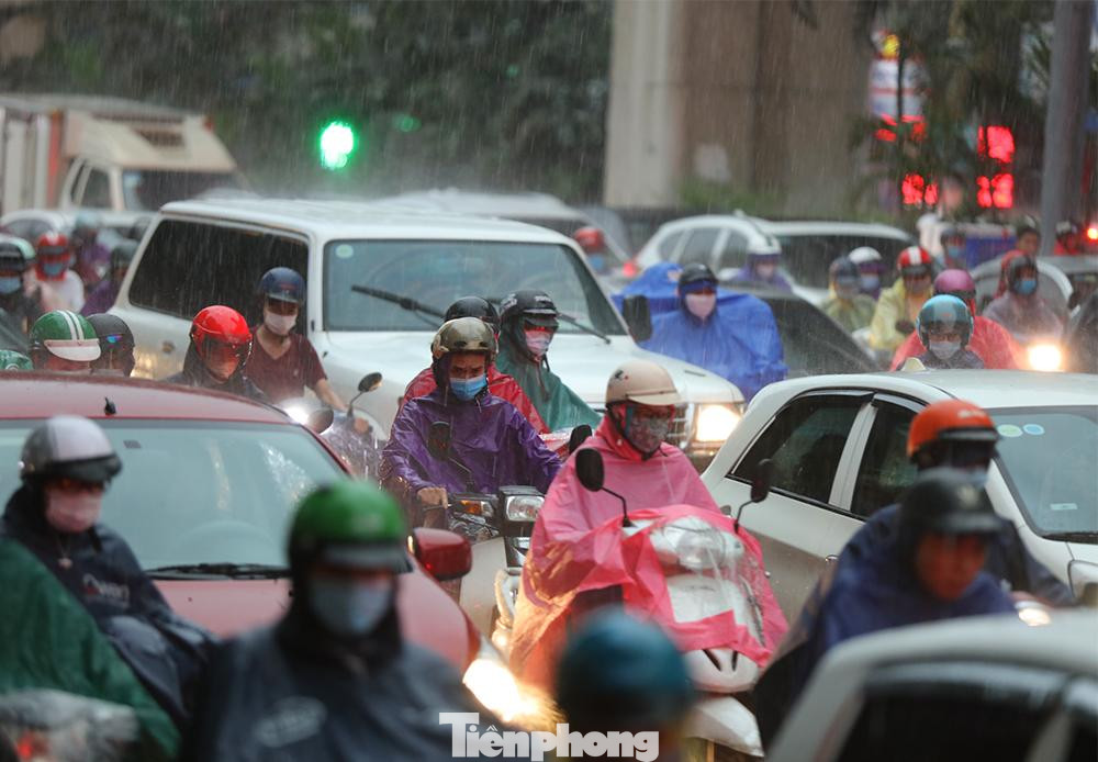 Trời tối đen như mực, cơn mưa lớn đổ ập xuống đúng giờ người dân đi làm. Trời tối đen như mực, cơn mưa lớn đổ ập xuống đúng giờ người dân đi làm.