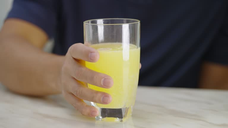 Viên C sủi có thể gây hại cho những người bị tăng huyết áp và đang điều trị căn bệnh này.