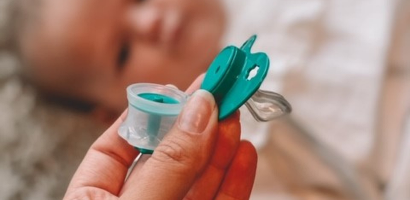 Có thể dùng núm vú cao su để cho trẻ sơ sinh uống thuốc.