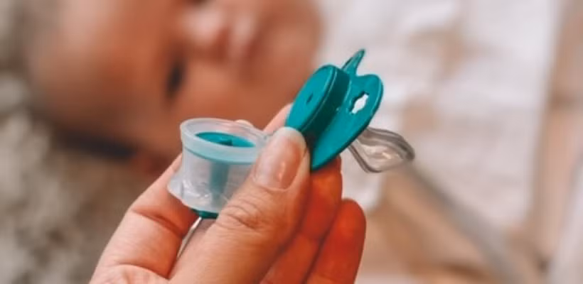 Có thể dùng núm vú cao su để cho trẻ sơ sinh uống thuốc.