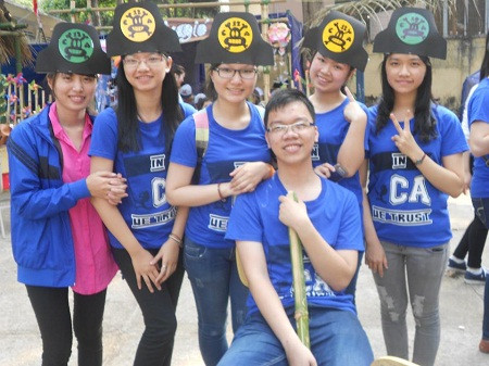 Vũ Hoài Sơn cùng các bạn trong lớp Chuyên Anh, Trường THPT Chuyên Nguyễn Du, TP Buôn Ma Thuột, tỉnh Đắk Lắk)