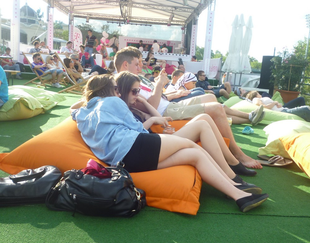 Gối, đệm được phát cho người đến trước