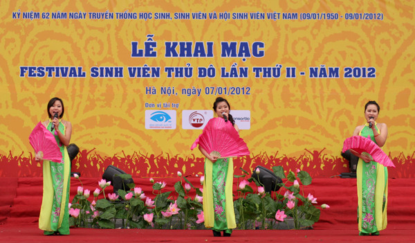 Các bạn sinh viên Nhân văn lại mang tới Liên khúc Xuân