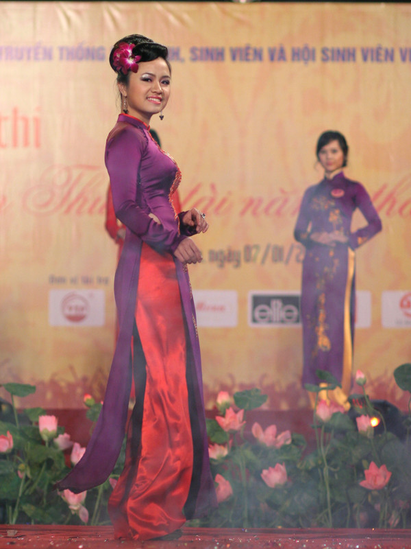 Hoa khôi Tuyết Anh trong phần thi trang phục áo dài