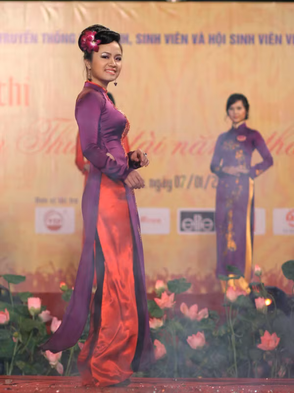 Hoa khôi Tuyết Anh trong phần thi trang phục áo dài