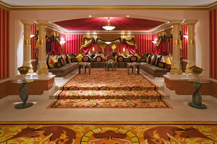 Diện tích của phòng hoàng gia là 780 m2. Phòng khách theo đúng phong cách Ả Rập. Phòng ăn riêng nếu bạn không muốn dùng bữa tại các nhà hàng của khách sạn. Phòng ngủ dành cho những "ông hoàng". Nghỉ tại đây, bạn còn có cả một phòng chiếu phim riêng. Cầu thang được mạ vàng. Phòng ngủ thứ hai trong phòng hoàng gia. Mỗi phòng ngủ đều có một phòng tắm lát đá cẩm thạch có bồn spa. Phòng tắm được trang trí bằng tranh gốm tinh xảo và luôn có sẵn nước hoa Hermes 24 – Faubourg. Khu vực yên tĩnh dành cho những ai thích đọc sách. Là khách hàng của khách sạn này bạn còn có xe riêng đưa đón, thậm chí là cả trực thăng nếu bạn muốn.