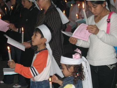 Tổng Giám mục Giuse Ngô Quang Kiệt chủ trì Đêm Canh thức. Từ phải qua: Hồng y Giuse Phạm Đình Tụng, Tổng Giám mục Ngô Quang Kiệt, Giám mục phụ tá Paul Lê Đắc Trọng. Giáo dân xứ Nhà Thờ Lớn Hà Nội cầu nguyện cho Giáo Hoàng John Paul II. Các chủng sinh Đại Chủng viện trong Đêm Canh thức. Câu "Alleluia" vang lên từ đêm Phục sinh của Chúa Kitô. Những ngọn nến lung linh trong Đêm Canh thức. Các nhà thờ Hà Nội đồng loạt treo cờ rủ. Các cháu nhỏ cũng chăm chú dâng lời cầu nguyện.