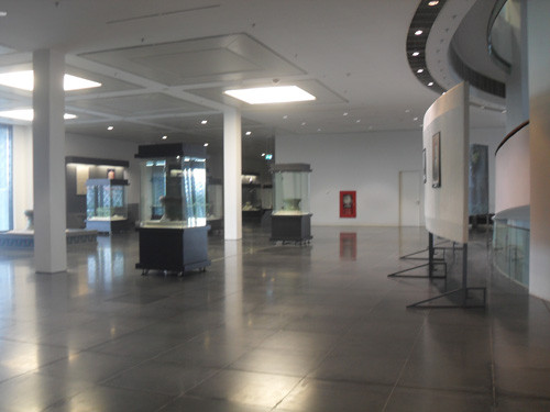 Không gian bên trong bảo tàng rộng càng làm cho các hiện vật trở nên lọt thỏm 