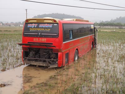 Chiếc xe chở hành khách đang đi...du lịch dưới ruộng