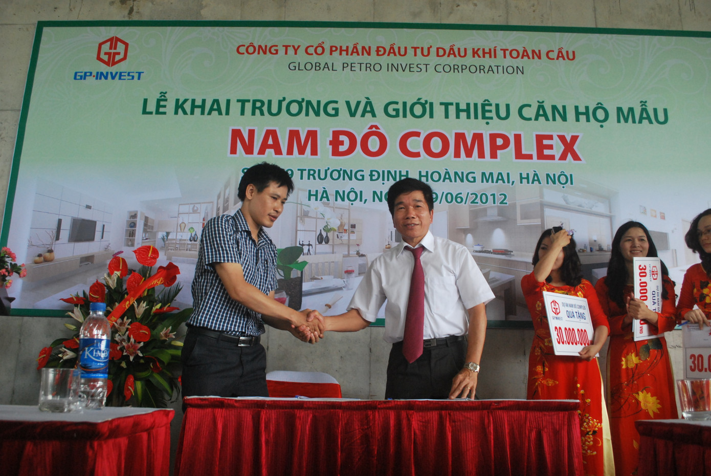 Lễký hợp đồng mua căn hộ và trao quà tặng cho khách hàng