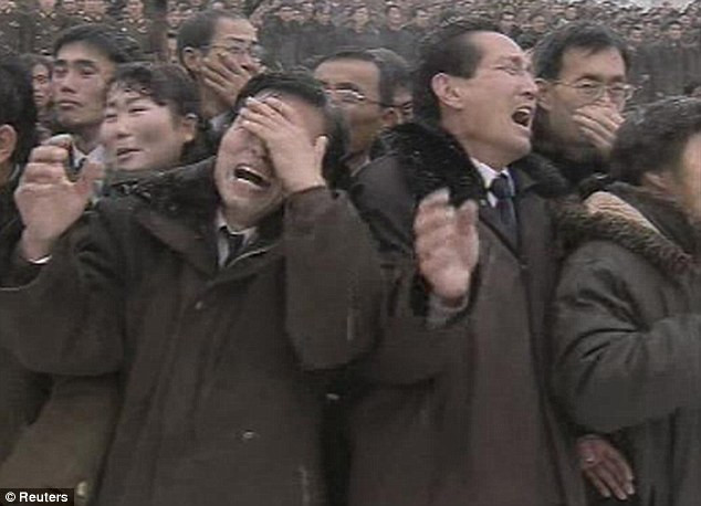 11 ngày qua, người dân Triều Tiên hướng về nhà lãnh đạo Kim Jong Il. Ảnh: Reuters