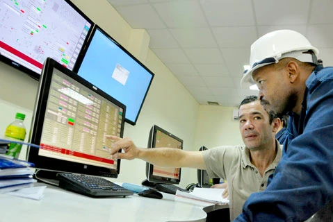 Chuyên gia theo dõi quy trình tuyển luyện vàng tại phòng kỹ thuật trung tâm