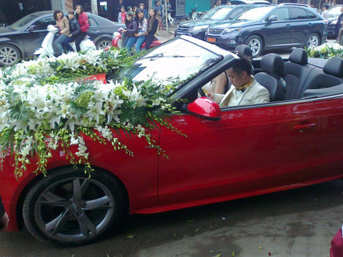  Chiếc xe hoa của cô dâu, chú rể trên phố cũng thu hút sự chú ý