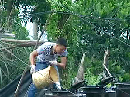 Đối tượng đang thực hiện hành vi pha chế xăng dầu trái phép