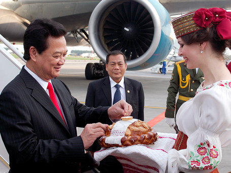 Nghi lễ đón khách quý của nhân dân Belarus với bánh mỳ và muối. Ảnh: VGP/Nhật Bắc