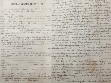 Biên bản khám nghiệm tử thi sáng 17-3 của các cơ quan chức năng tỉnh Vĩnh Phúc. Ảnh: T.N