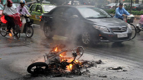 Xe Air Blade của Hãng Honda cháy trên đường Hai Bà Trưng, Hà Nội ngày 27-10