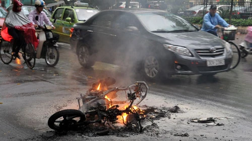 Xe Air Blade của Hãng Honda cháy trên đường Hai Bà Trưng, Hà Nội ngày 27-10