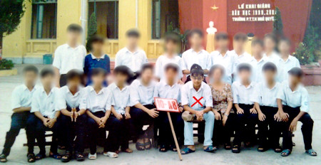 Nghĩa (X) chụp ảnh cùng các bạn cấp 3. Nghĩa (X) chụp ảnh cùng các bạn cấp 3