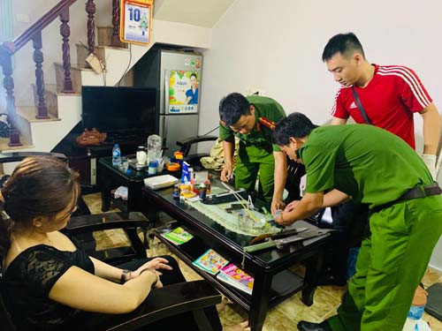 Cảnh sát phá cửa bắt nữ tội phạm ma tuý cố thủ, thu súng đạn trong nhà ảnh 1