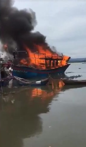 Tàu cá tiền tỷ bốc cháy đùng đùng trên bến Quảng Nham ảnh 1