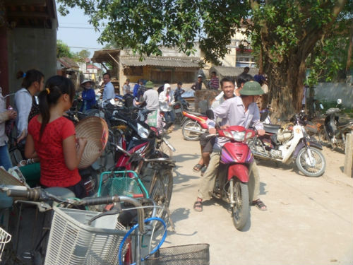 Nhiều người hiếu kỳ kéo đến xem. Ảnh: Kiến Thức